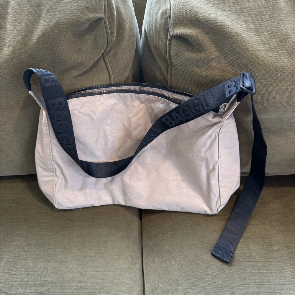 BAGGU Tan Messenger Bag with Black Accents - Picture 2 of 8